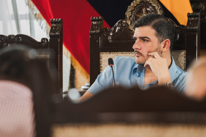 El sábado 22 de febrero, el alcalde de Guayaquil, Aquiles Álvarez, fue vinculado al caso Triple A; el presunto delito es por comercialización irregular de combustibles, el cual fue denunciado por el Gobierno