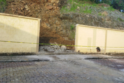 Daños. En el muro afectado, Riesgos removió los escombros el viernes.