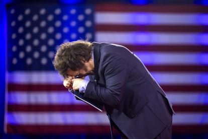 El presidente de Argentina, Javier Milei, se inclina después de hablar el último día de la Conferencia de Acción Política Conservadora (CPAC) anual en National Harbor, Maryland, EE.UU., el 22 de febrero.