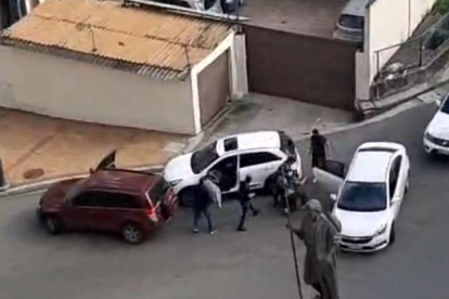 Imágenes del delito. La víctima es apuntada con un arma y subida a otro carro.