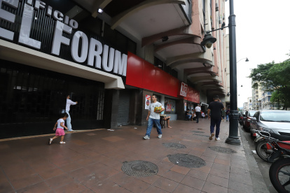 Riesgo. Muchos peatones caminan por la acera frontal al edificio con más de 30 años de antigüedad