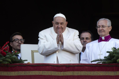 El Papa Francisco dirigió la tradicional bendición Urbi et Orbi del día de Navidad desde el balcón central de la Plaza de San Pedro en la Ciudad del Vaticano, el 25 de diciembre de 2024.