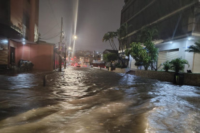 En la Víctor Emilio Estrada, en Urdesa, así permanecen a esta hora (22:00) algunos tramos.