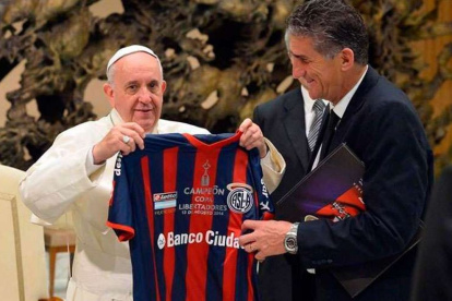 El Papa Francisco es aficionado de San Lorenzo de Argentina.