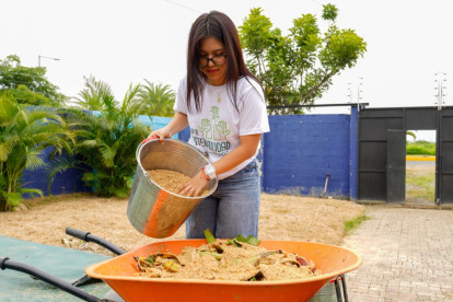 Proyecto. Estudiantes trabajan en compostera universitaria que logra reducir la emisión de gases de invernadero.