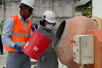 Universidad. La UCSG permitirá a maestros de obra ser becados en la academia de la construcción que abre su segunda edición.