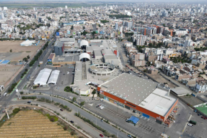 Fotografía aérea del techo colapsado del comercial Real Plaza este sábado 22 de febrero, en Trujillo (Perú).