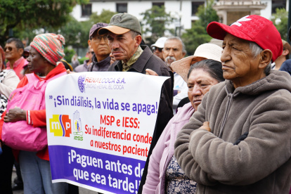 Los pacientes realizaron un plantón en Quito para pedir que el Gobierno pague la deuda a las dializadoras.