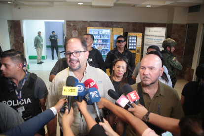 Ministro de Defensa Nacional, Gian Carlo Loffredo (derecha), y el ministro del Interior, John Reinberg (izquierda).