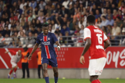 William Pacho es titular fijo en la defensa de PSG.
