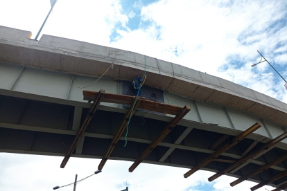 En el intercambiador del puente 8 se levanta un paso elevado.