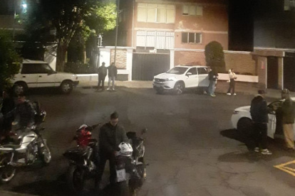Los residentes captaron las piruetas riesgosas que realizaban los motociclistas en la calle Finlandia, sector de la av. República de El Salvador, norte de Quito.