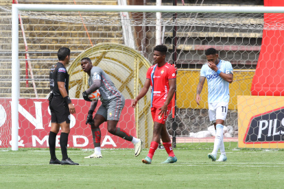 El arquero Leodán Chalá (i) fue de los puntos altos de El Nacional.