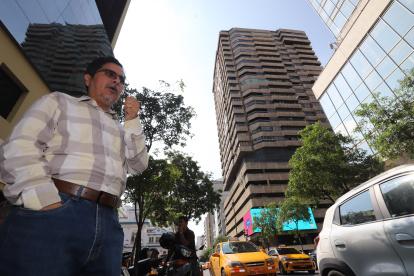 Recorrido. Guillermo Ponce, director del Instituto de Hábitat y Diseño detalla que hay edificios que representan un peligro para los peatones.