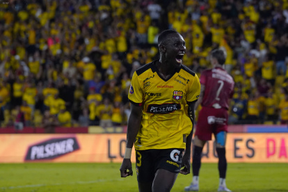 Janner Corozo y su festejo tras marcar el gol de la victoria de Barcelona.