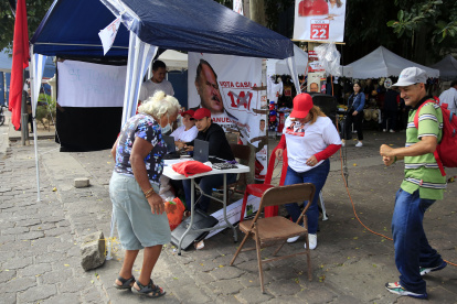 Personas bailan en un centro de información de votación de un partido político este domingo, en Tegucigalpa (Honduras).