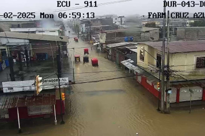 Se registró acumulación de agua en las calles Jaime Nebot y Amazonas, en Durán, la mañana de este lunes 24 de febrero.