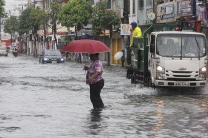 Las fuerte lluvia que soportó Guayaquil anegó varias vías, la mañana de este lunes 24 de febrero.