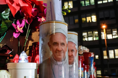 Velas y flores frente al hospital Gemelli de Roma donde está ingresado el papa Francisco.