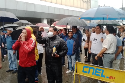 Trabajadores de CNEL protestaron en los exteriores de la unidad de negocio La Garzota, en el norte de Guayaquil, la mañana de este lunes 24 de febrero.