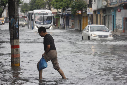 La fuerte lluvia que soportó Guayaquil entre la madrugada y mañana de este lunes 24 de febrero anegó varias calles.
