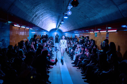 La pasarela de moda se realizó en el túnel peatonal de la estación San Francisco del Metro de Quito.