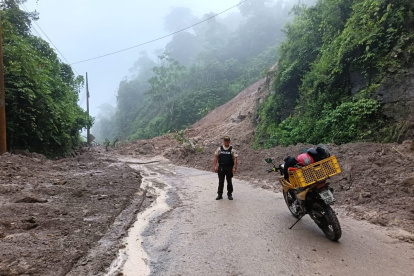 El kilómetro 120 de la vía Cuenca- Girón- Pasaje está cerrado debido a un deslizamiento de lodo.