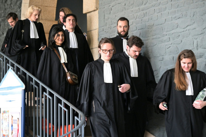 Los abogados bajan las escaleras el primer día del juicio contra el cirujano jubilado Joel Le Scouarnec, acusado de agredir o violar a 299 pacientes, en el Tribunal Penal de Vannes, el 24 de febrero de 2025.