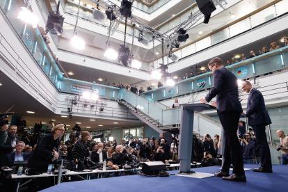 El líder de la Unión Demócrata Cristiana (CDU), Friedrich Merz (derecha), y el secretario general de la CDU, Carsten Linnemann, un día después de las elecciones federales.