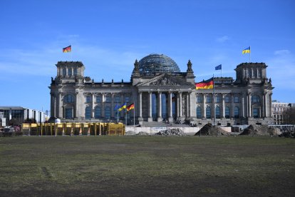 Una bandera ucraniana en el edificio del Reichstag que alberga el Bundestag (cámara baja del parlamento alemán) mientras se realizan obras de construcción frente al edificio.
