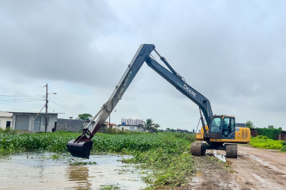 Con maquinaria pesada, la Alcaldía se ha visto obligada a intervenir áreas inundadas, con maleza y basura.