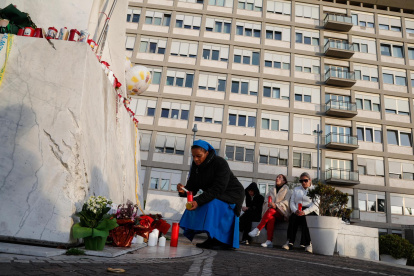 Una monja reza bajo la estatua del difunto Papa Juan Pablo II afuera del Hospital Agostino Gemelli, donde el Papa Francisco está hospitalizado en Roma, Italia, el 23 de febrero de 2025.