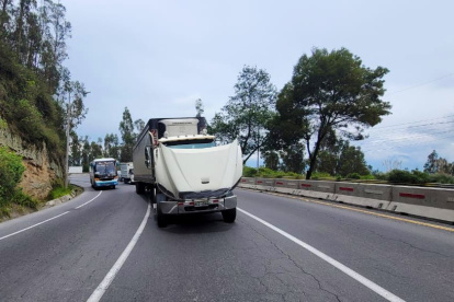 El tráiler quedó detenido sobre un carril de la av. Simón Bolívar, tras presentar un desperfecto.