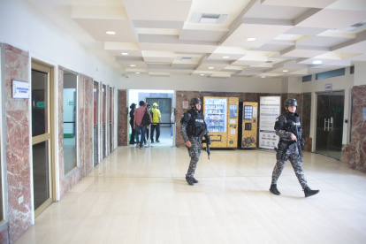 Policías resguardan la parte interior del hospital Teodoro Maldonado Carbo, en el sur de Guayaquil.