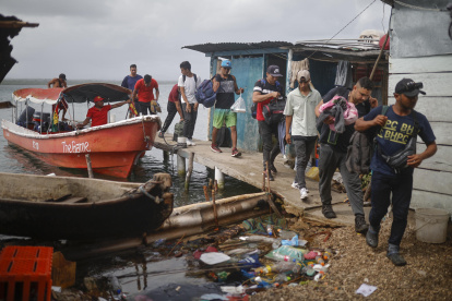 Migrantes venezolanos y colombianos llegan a la isla Gardi Sugdub este domingo, en la comarca Guna Yala, en Puerto de Cartí (Panamá).