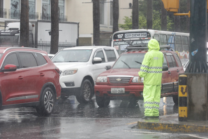 Las lluvias propician congestionamiento vehicular en zonas de Guayaquil.