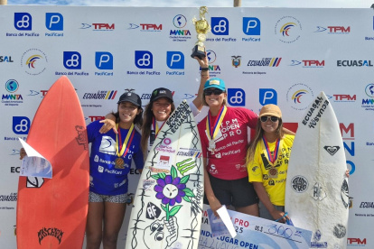 Barona, con la copa en alto, lideró la categoría Open femenina en Manta.