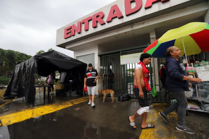 Temor. Varios pacientes del Hospital del IESS Teodoro Maldonado Carbo temen caminar por los alrededores del centro médico; piden mayor resguardo policial y militar.