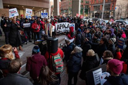 La gente se manifiesta para defender a los trabajadores federales estadounidenses contra las políticas del presidente Donald Trump y Elon Musk, afuera del edificio federal Thomas P. O"Neill, Jr. en Boston.
