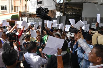 Seguidores del expresidente boliviano Evo Morales (2006-2019) renunciaron "masivamente" al oficialista Movimiento al Socialismo (MAS) este lunes, en Cochabamba (Bolivia).