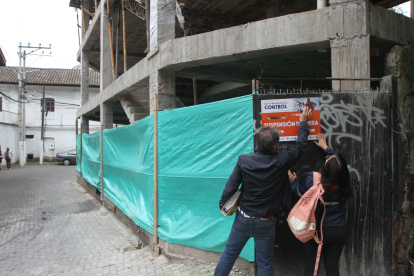 Suspensión. Personal técnico de la Agencia Metropolitana de Control acudió a inspeccionar la obra y encontró que no contaba con medidas de seguridad.