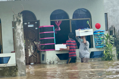 Los habitantes de la parroquia Calderón trataban de rescatar sus pertenencias, ante las inundaciones.