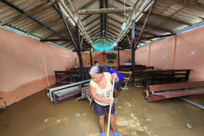 Los habitantes remueven el fango que quedó en diferentes edificaciones, tras las inundaciones.