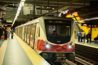 Un hombre bajó hacia los rieles del tren en la estación de El Ejido. Este acto es prohibido por seguridad