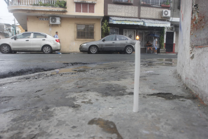 En el lugar del asesinato, colocaron una vela en su memoria.
