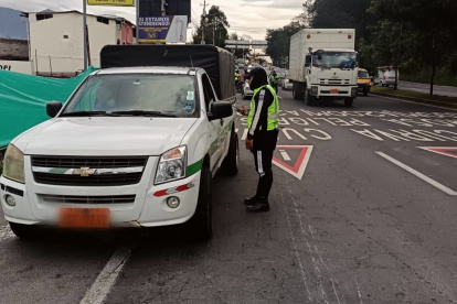 Los agentes se colocan en dos puntos de la avenida Simón Bolívar, para obligar a reducir la velocidad.