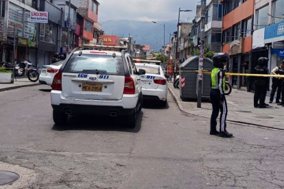 Agentes de la Policía y AMT cercaron la calle J de Solanda para realizar las investigaciones de la muerte violenta.