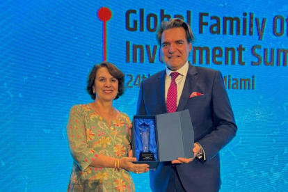 Premio. Rosalia Arteaga fue reconocida por su trabaja en prestigioso evento empresarial.
