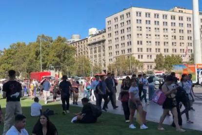 Miles de personas caminan por el sector Barrio Cívico, frente a La Moneda, en Santiago, tras la suspensión del servicio del metro.