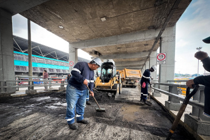 Se está reasfaltando las vías de salida de los buses del Terminal.